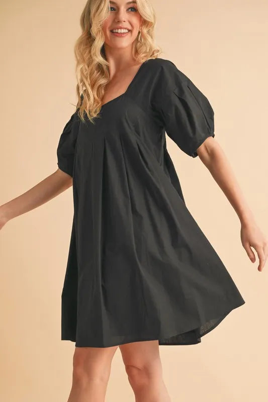 Schwarzes Babydoll-Kleid mit Puffärmeln, eckigem Ausschnitt und fließendem Saum