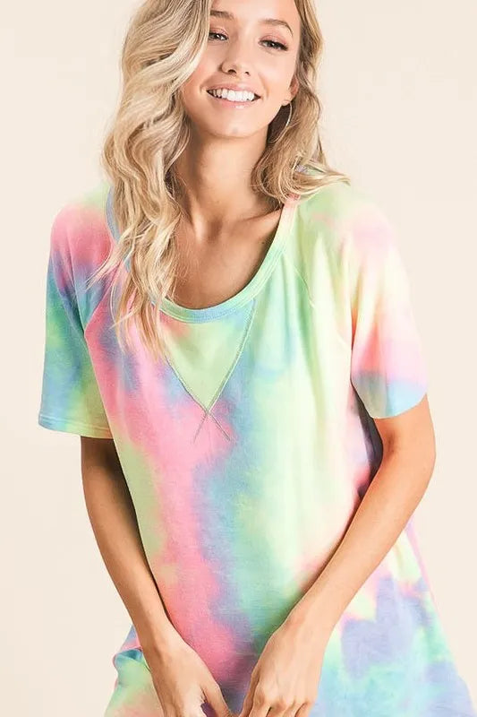 Pastellfarbenes Tie-Dye French Terry Top, Blick auf Brustbereich und Rundhalsausschnitt