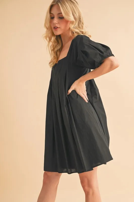Schwarzes Babydoll-Kleid mit Taschen, eckigem Ausschnitt und Puffärmeln