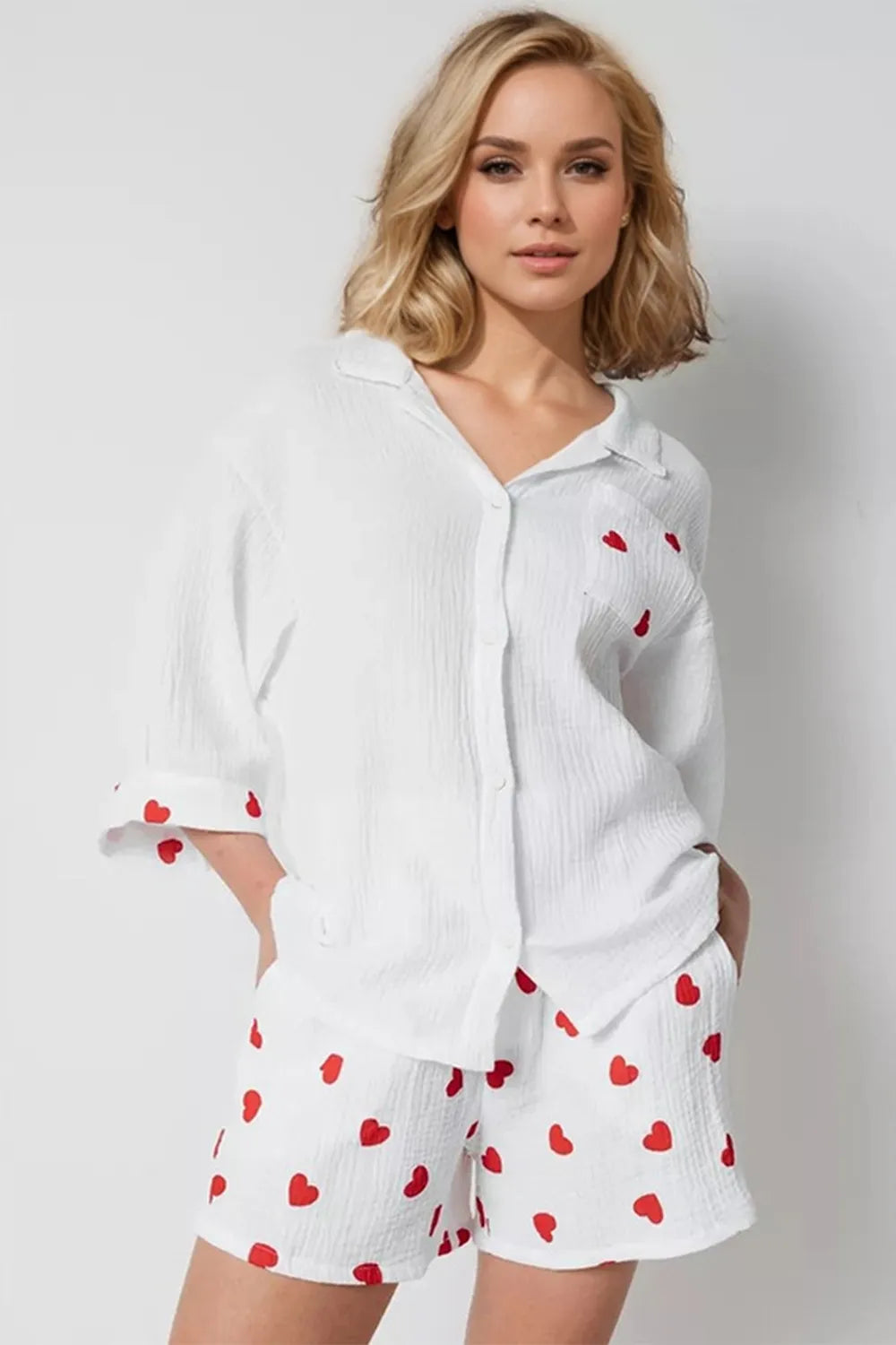 Trendsi set: weißes Hemd mit Herz-Print und Knopfleiste, dazu passende Shorts mit Herzen