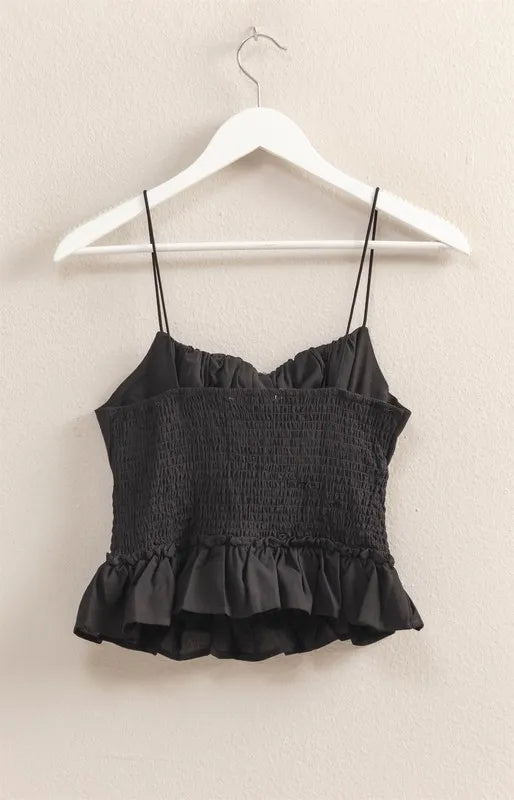 Schwarze Cami-Top mit schmalen Trägern, gerafftem Brustbereich und Volant am Saum