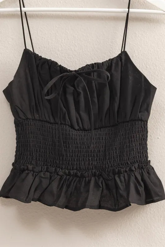 Schwarzes Cami-Top: geraffte Taille, Volant-Volumen, schmale Träger und Bindeschleife vorn