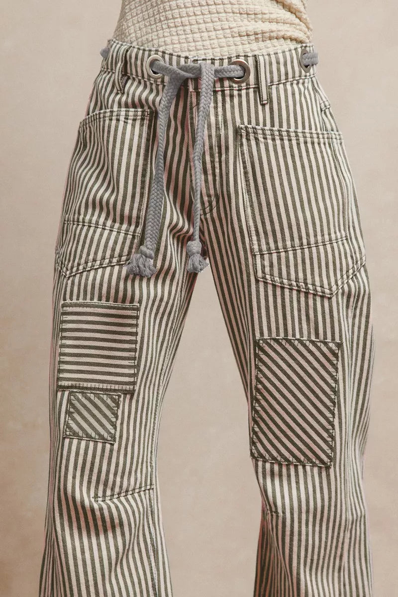 Detail: graue gestreifte Twillhose mit Kordelzug und aufgesetzten Patch-Taschen