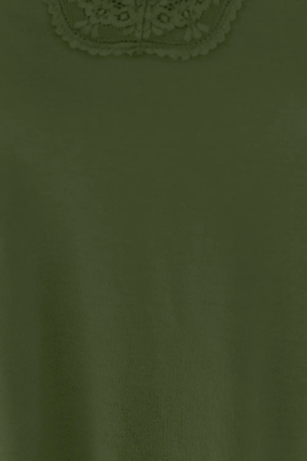 Primo piano tessuto verde e pizzo ricamato vicino allo scollo