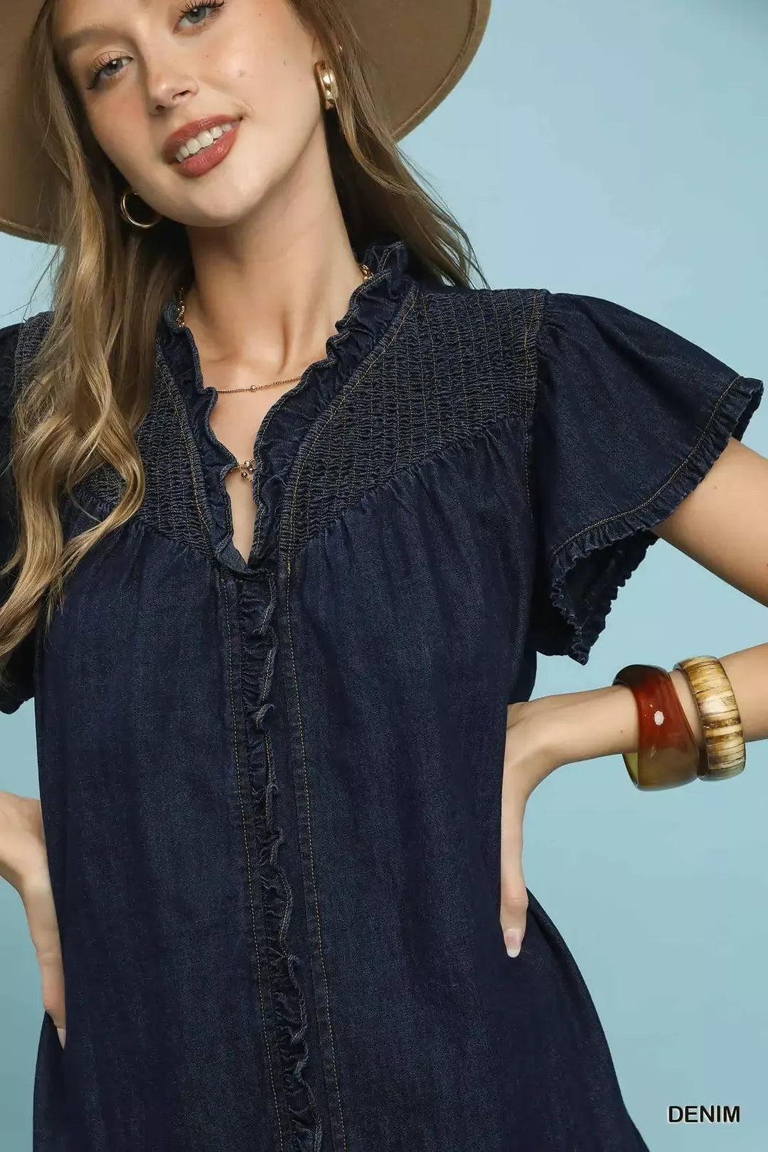 Nahaufnahme: Umgee Denimkleid, Rüschenkante am Ausschnitt, Knopfleiste (DENIM)