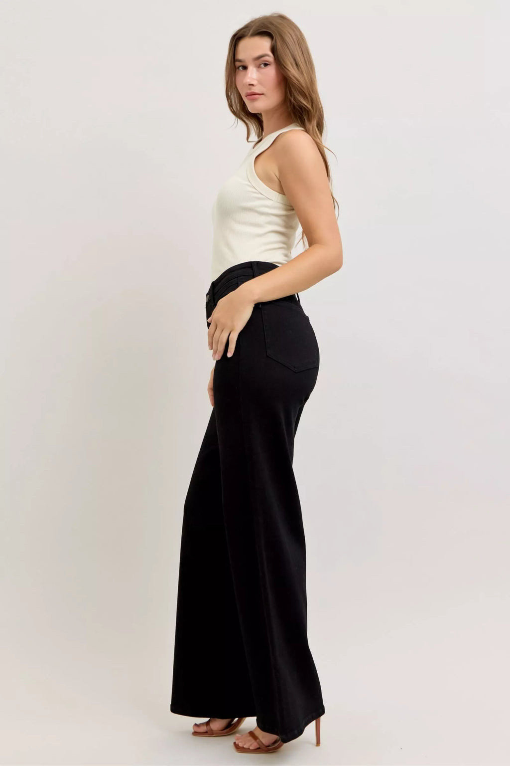 High-waisted wide-leg jeans in black with deep front pocket and seam detailing
