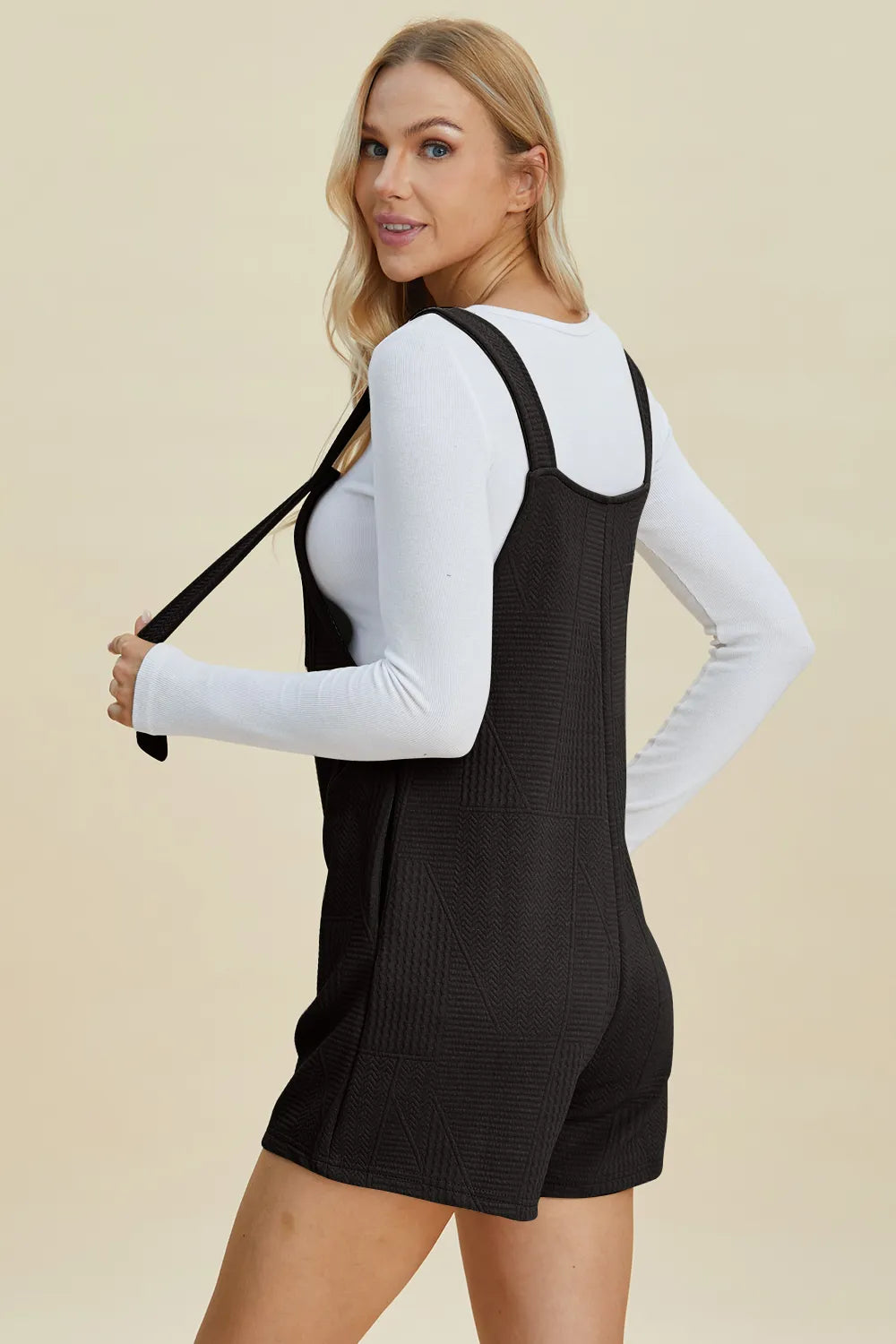 Double Take nero: romper senza maniche con spalline e gamba corta, vista laterale.
