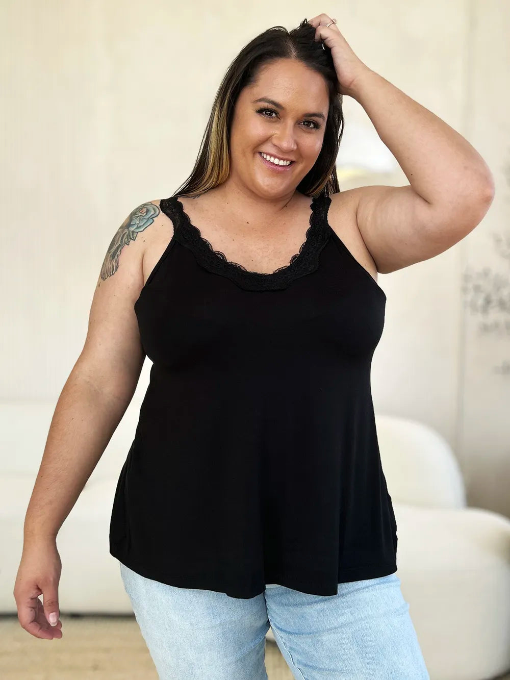 Black cami con scollo a V e finiture in pizzo lungo il bordo superiore