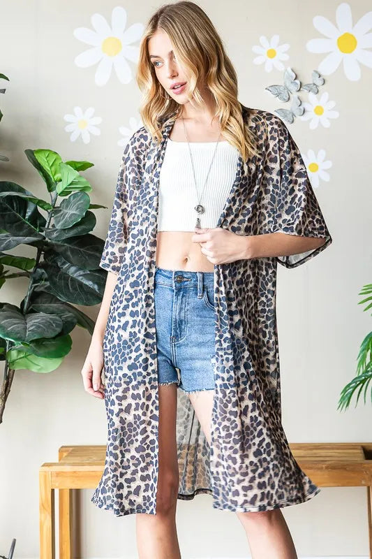 Taupe offener Cardigan mit Leopardenprint, halbe Ärmel, leichter Faltenwurf am Saum