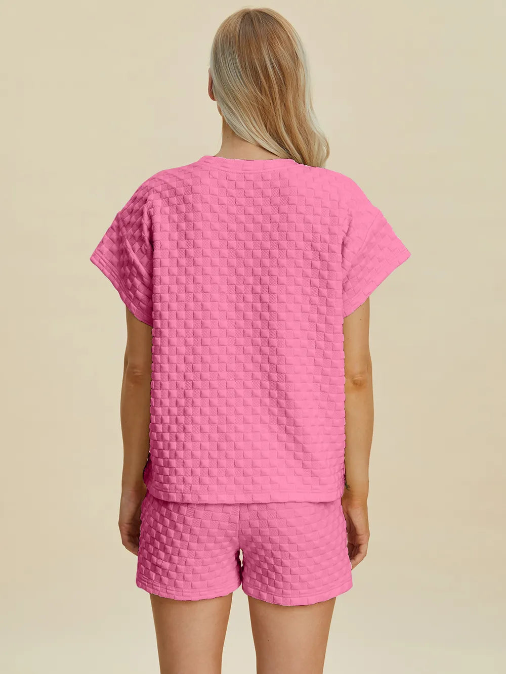 Rosa texturiertes T-Shirt und Shorts-Set, Rückansicht mit Rundhalsausschnitt und kurzem Bein