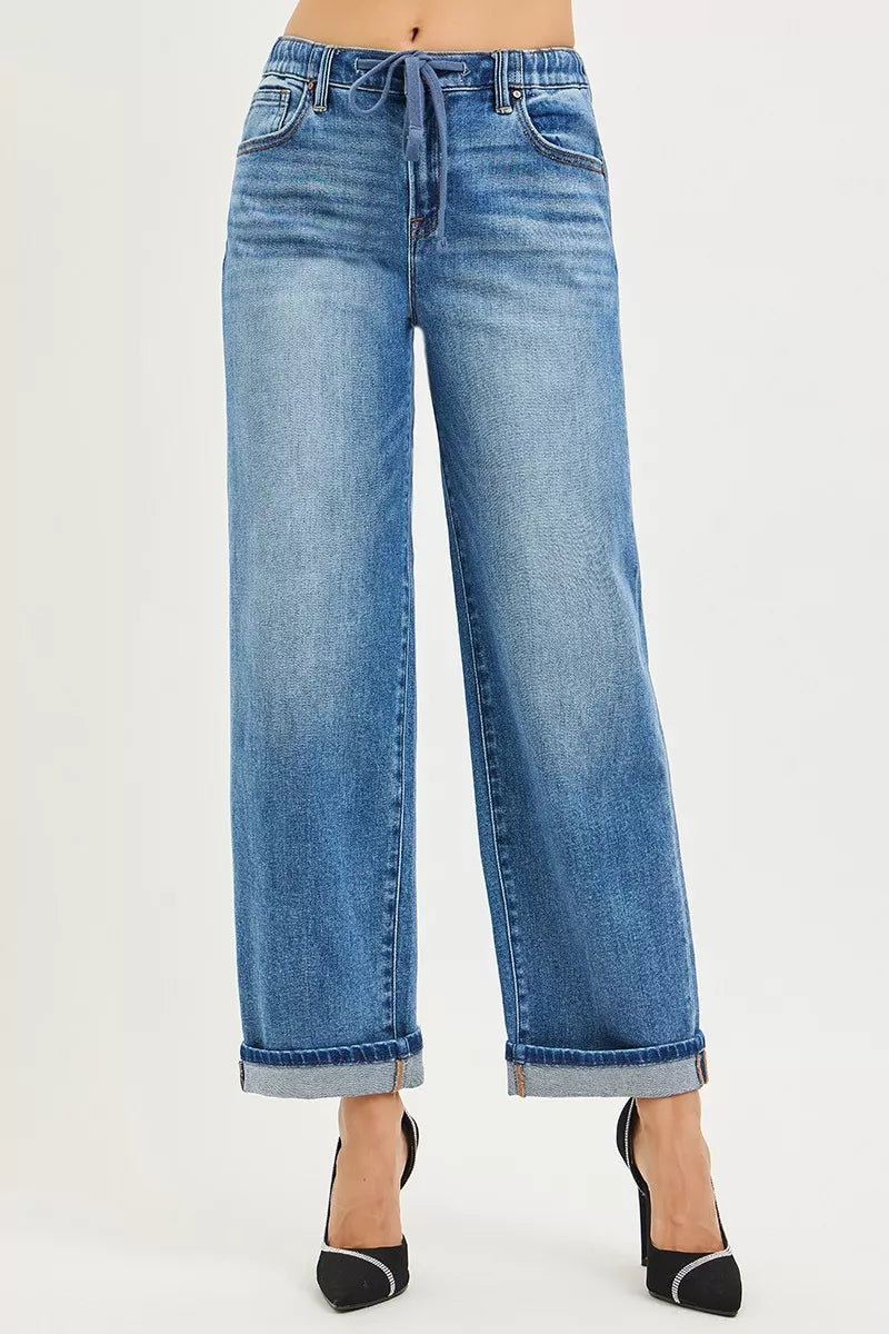 Medium-wash Jeans mit elastischem Bund, Kordelzug und weitem Bein, umgeschlagener Saum
