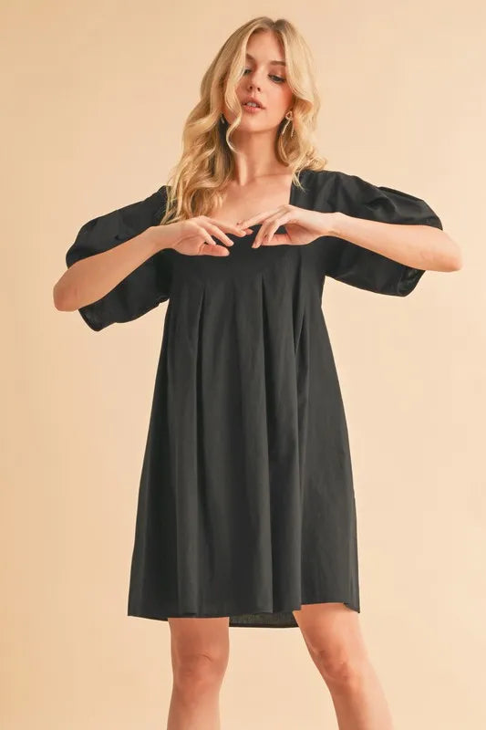 Schwarzes Babydoll-Kleid mit eckigem Ausschnitt und weichem, plissiertem Rock