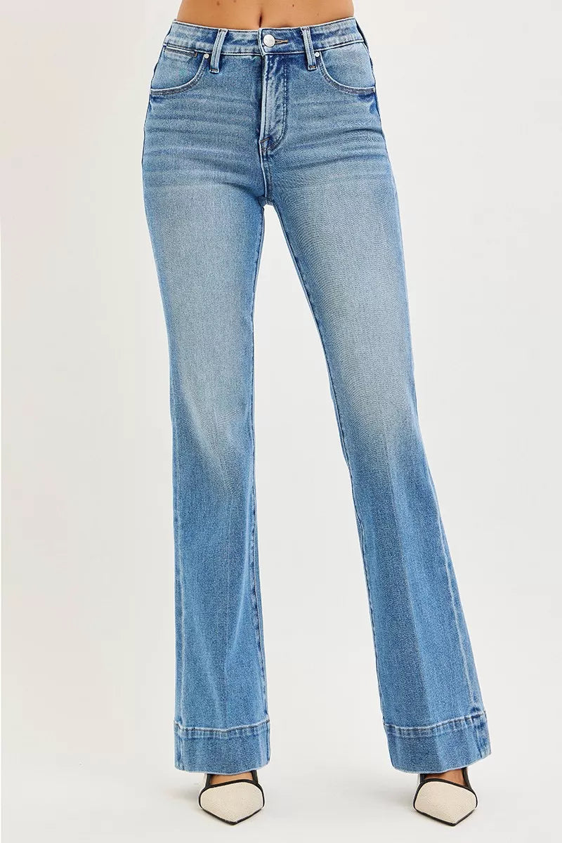 Mittelblaue Flare-Jeans, Mid-Rise Bund, dezente Vintage-Waschung