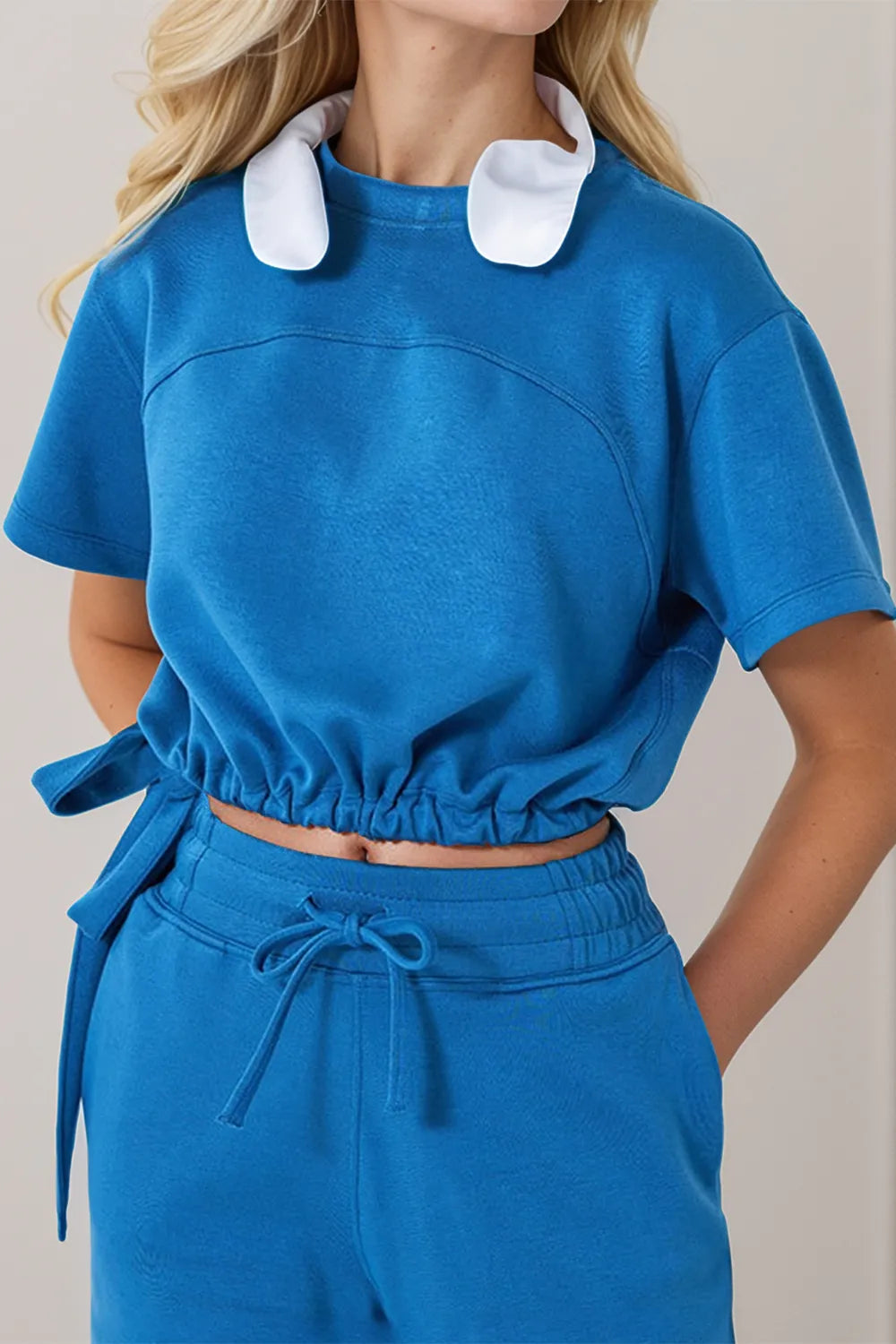 Sky blue round-neck T-shirt with short sleeves, gathered drawstring waist hem