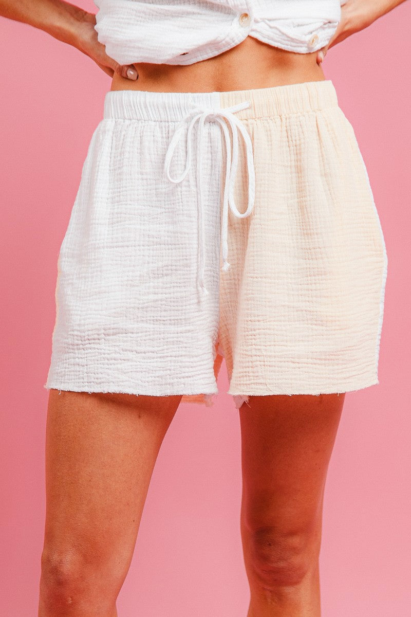 Cream gauze shorts with elastic waistband and white drawstring tie