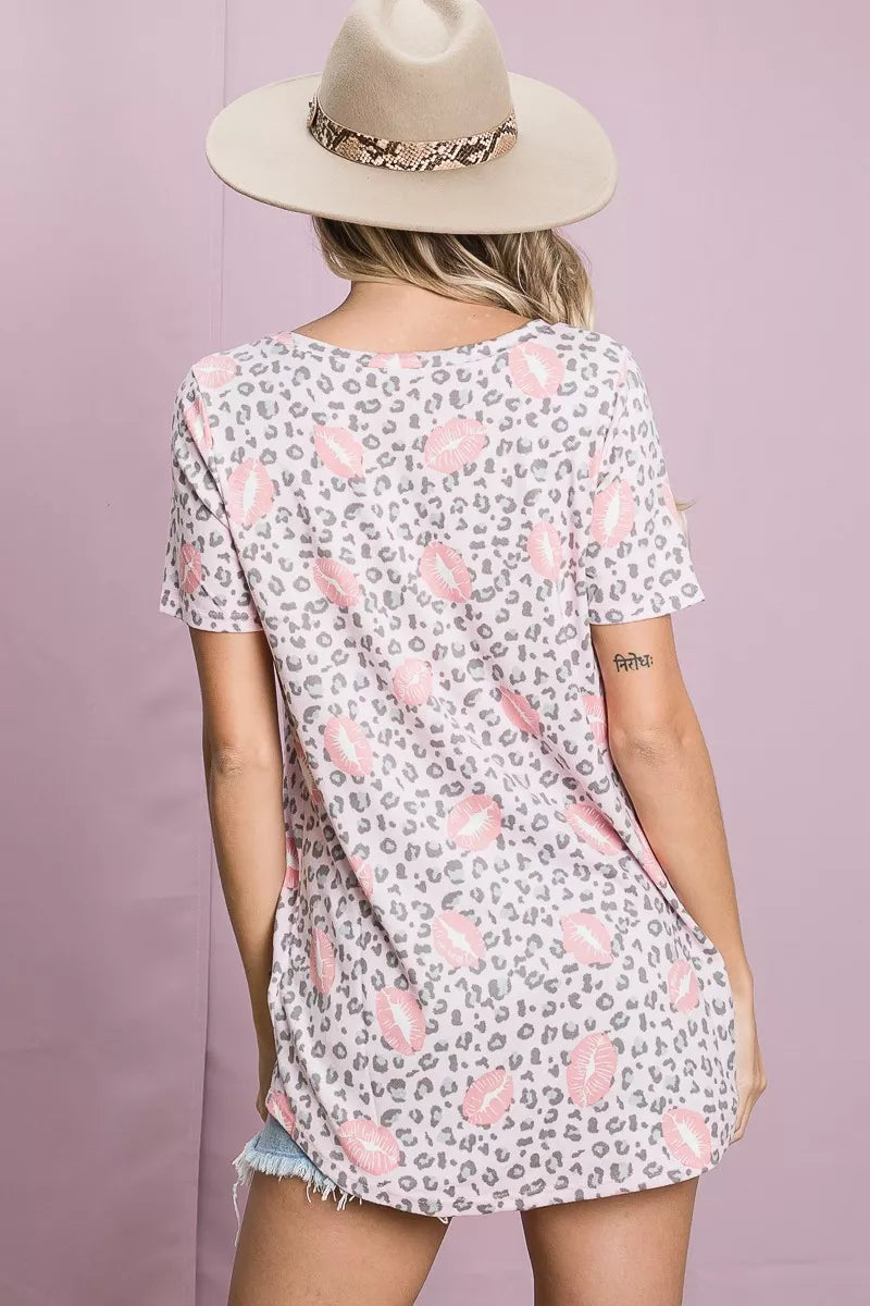 Leopard-lips print short-sleeve tunic top, round back neckline