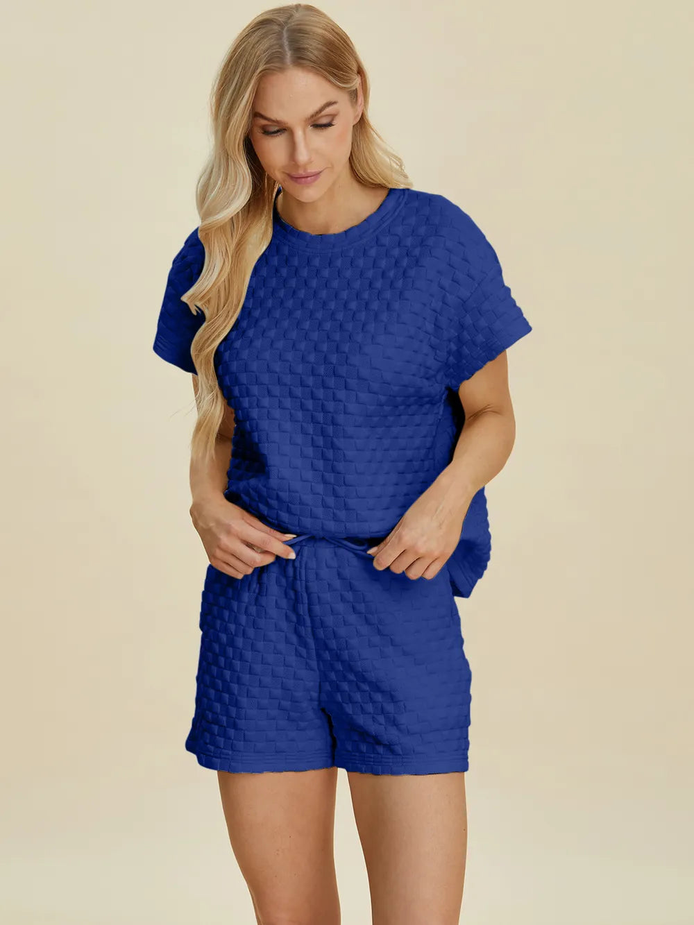 Kobaltblaues T-Shirt und Shorts-Set, vordere Ansicht mit Kordelzug und seitlichen Taschen