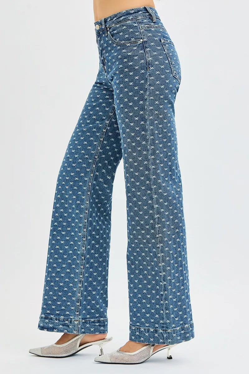 Seitenansicht dunkler High-Rise Wide-Leg Jeans mit Schleifenstickerei