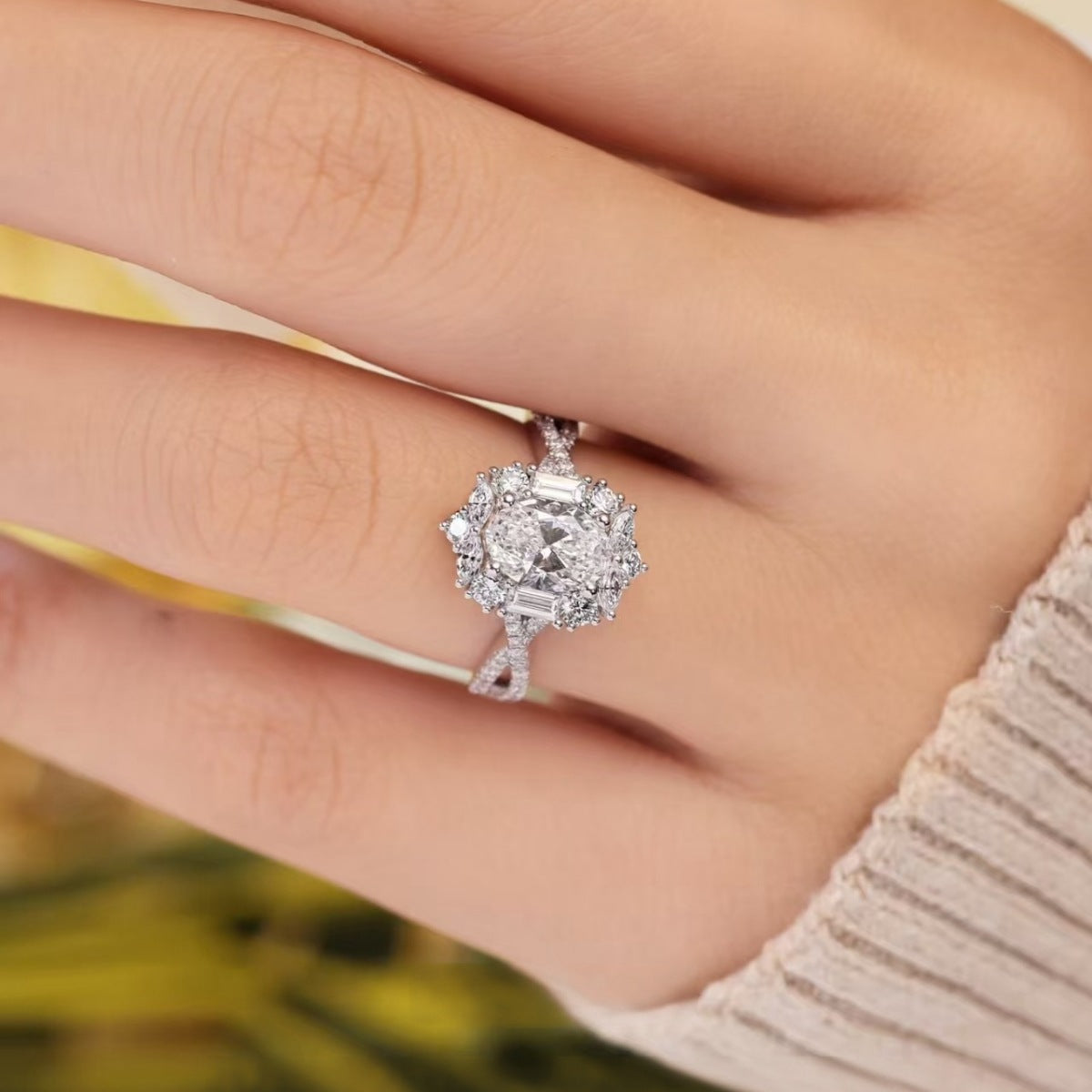 Seitenansicht des 925 Sterlingsilber Rings mit 1 Karat Moissanite im Halo-Design