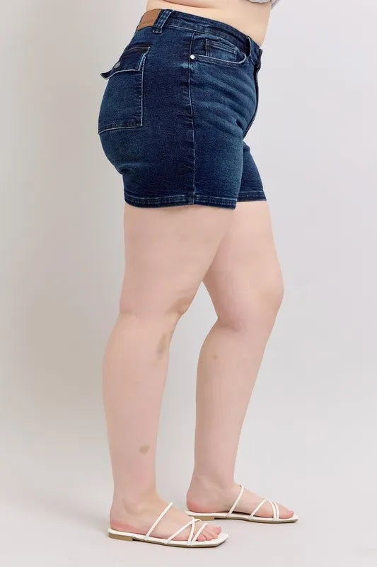 High-waist dark denim shorts with side seam and back pocket