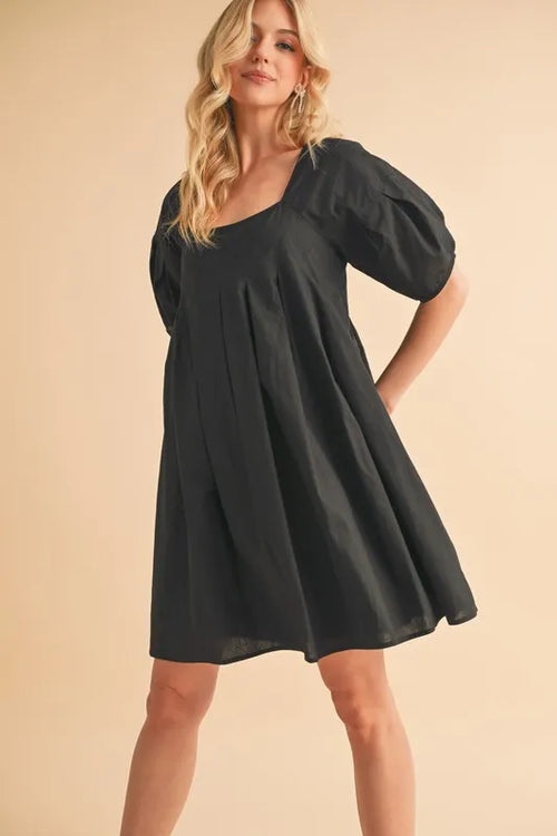 Schwarzes Babydoll-Kleid mit eckigem Ausschnitt, Puffärmeln und weit schwingendem Rock