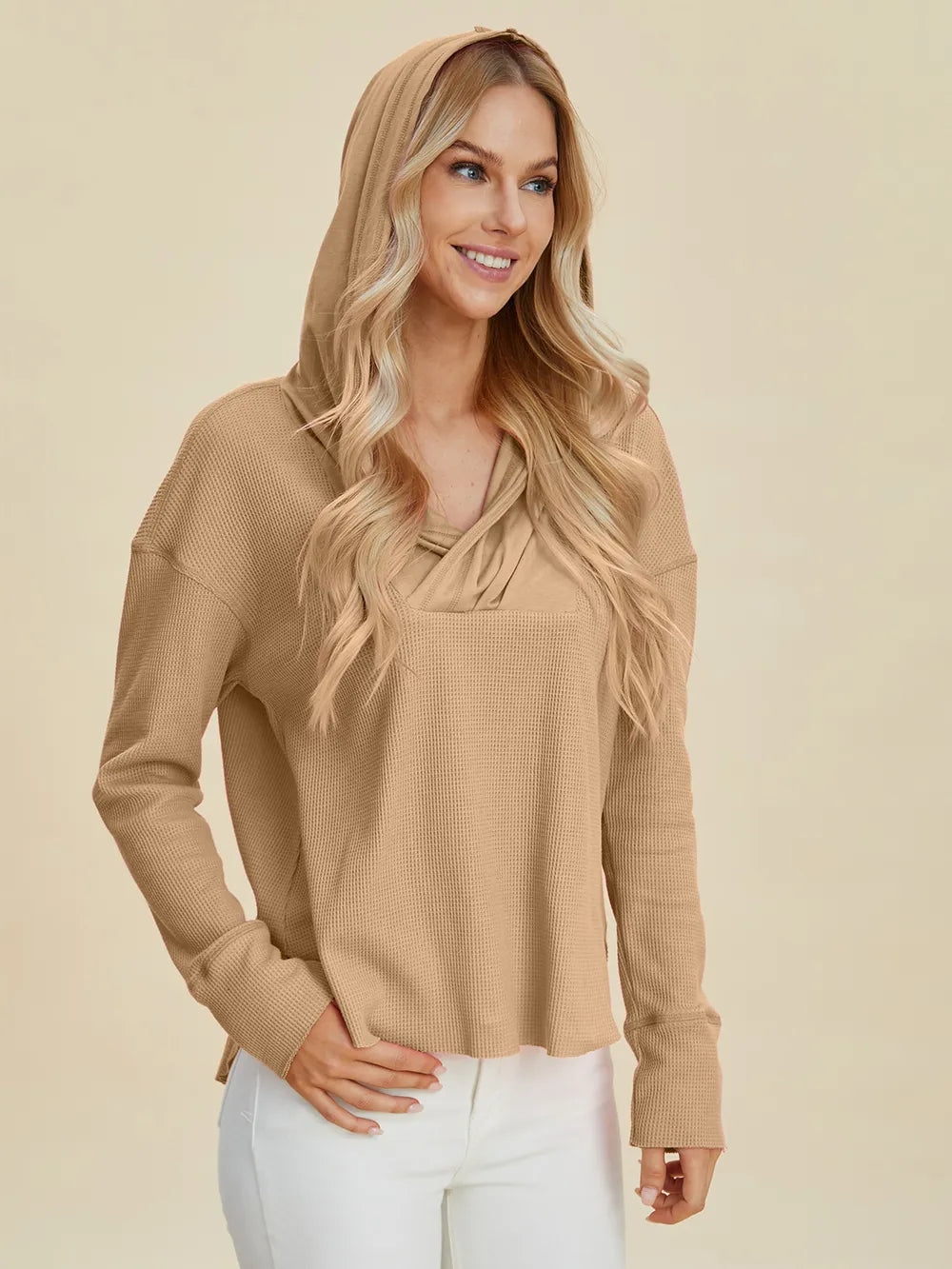 Camel long-sleeve hoodie with relaxed fit and high-low hem