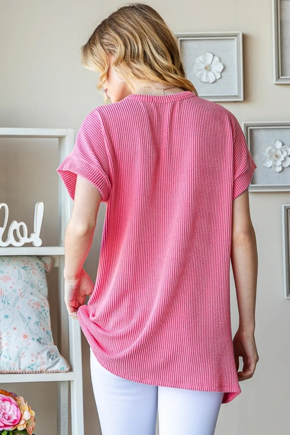 Coral ribbed short-sleeve top, plain back with crew neck and relaxed fit