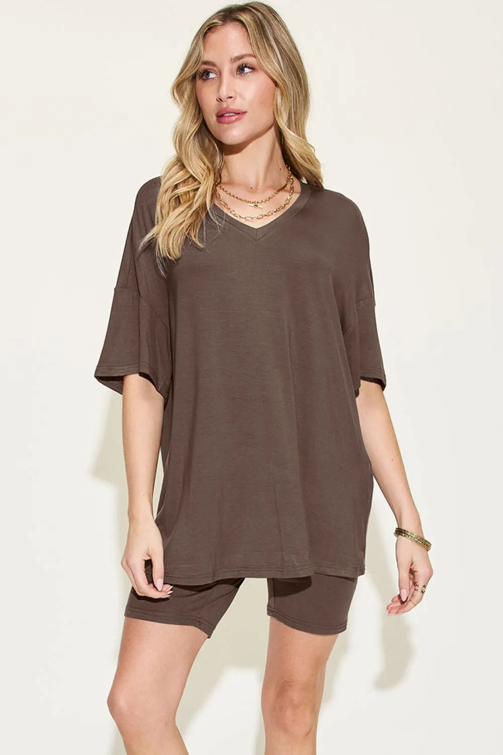 Schokoladenbraunes V-Ausschnitt-T-Shirt und Shorts-Set, Drop-Shoulder, lockeres Volumen