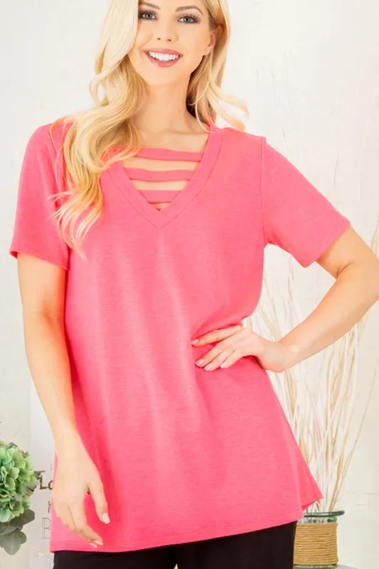 Neon pink V-neck Kurzarmshirt Close-up, Riemchen-Detail in Streifenform am Ausschnitt