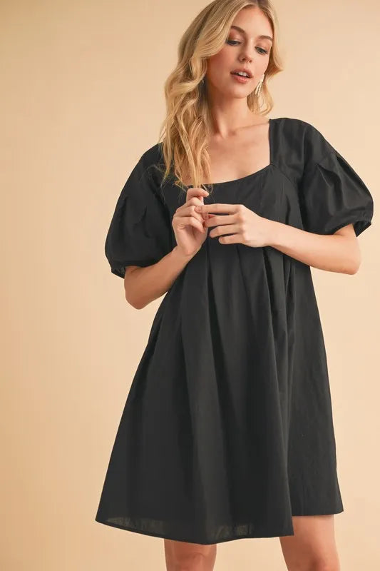 Schwarzes Kleid mit eckigem Ausschnitt und ausgestelltem Babydoll-Rock