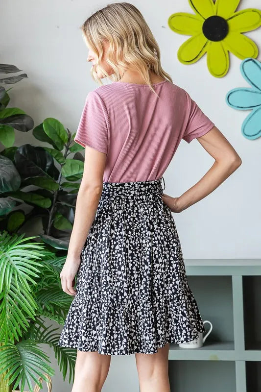 Rückansicht: Mauve Kurzarm-Minidress mit gerafftem schwarz-weißem Animal-Print Rock