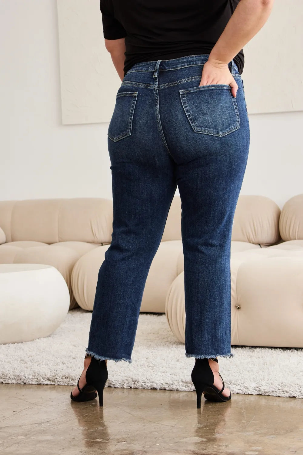 Jeans mit hoher Taille, dunkelblau, Destroyed-Details und raw Saum