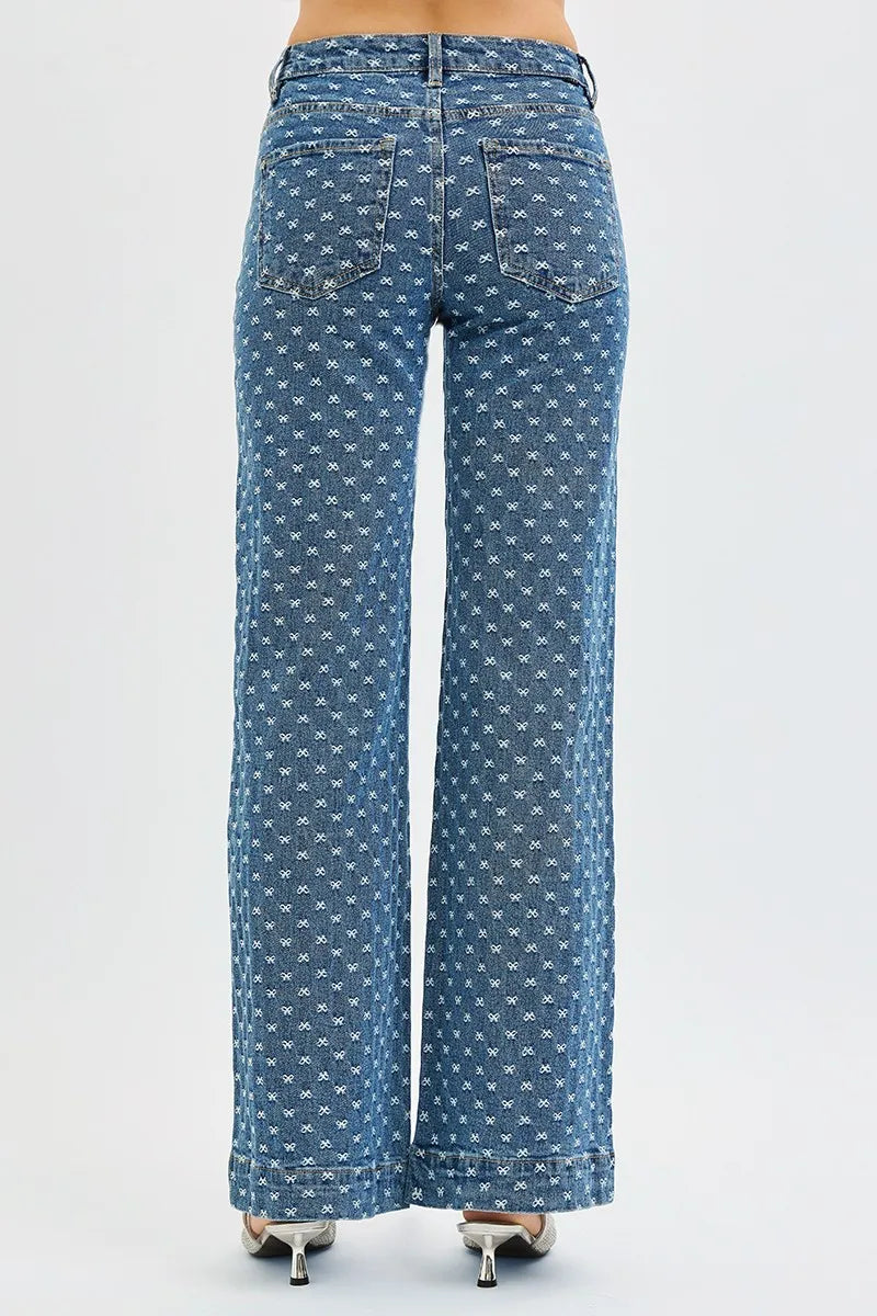 Rückansicht dunkler Wide-Leg Jeans mit Schleifenstickerei und Gesäßtaschen