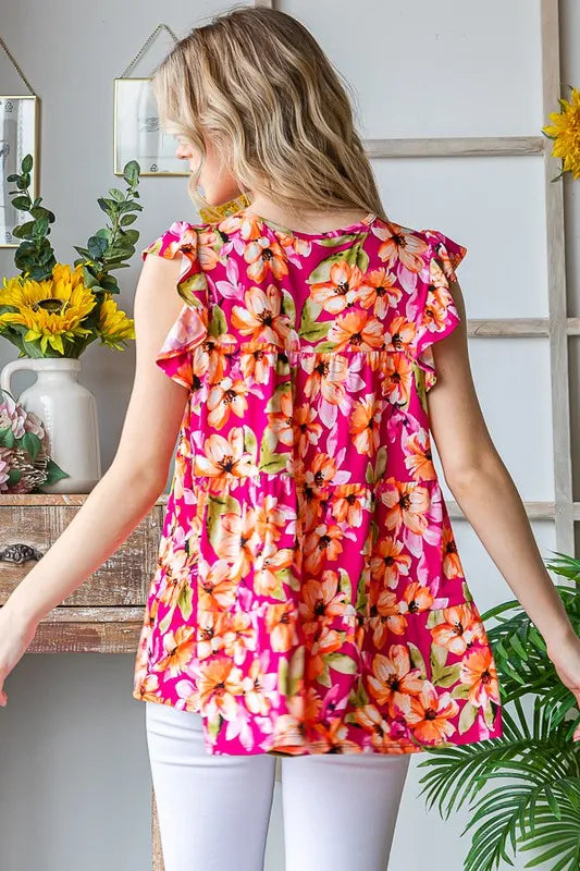 Rückansicht: Fuchsia Blumen-Tier-Top mit Volant-Schmetterlingsärmeln und schmeichelnder Weite