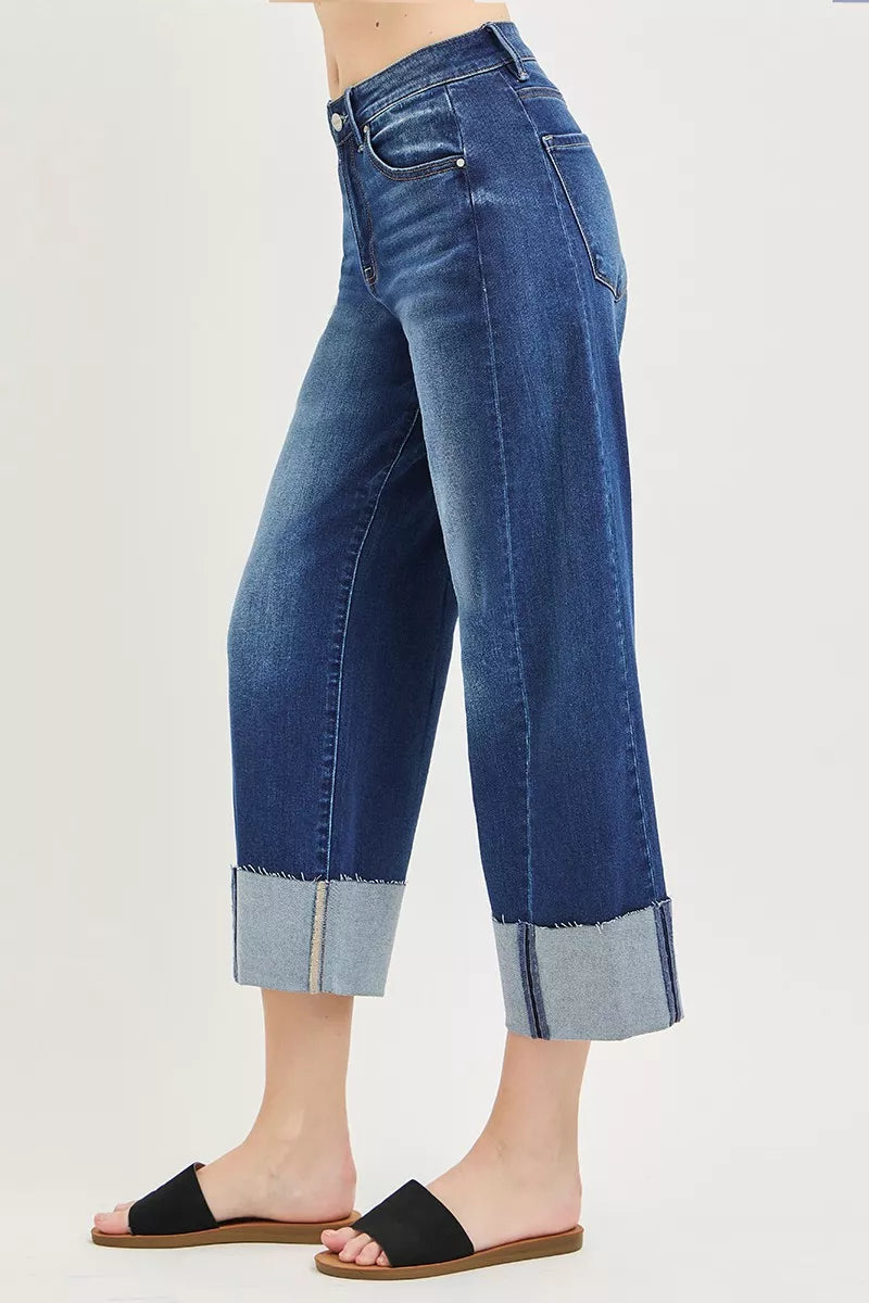 Dunkelblaue Jeans seitlich, weites Bein, Five-Pocket-Design, umgeschlagener Saum