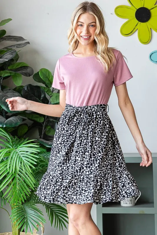 Mauve kurzärmliges Minikleid mit schwarz-weißem Animal-Print Rock, Taillenbund
