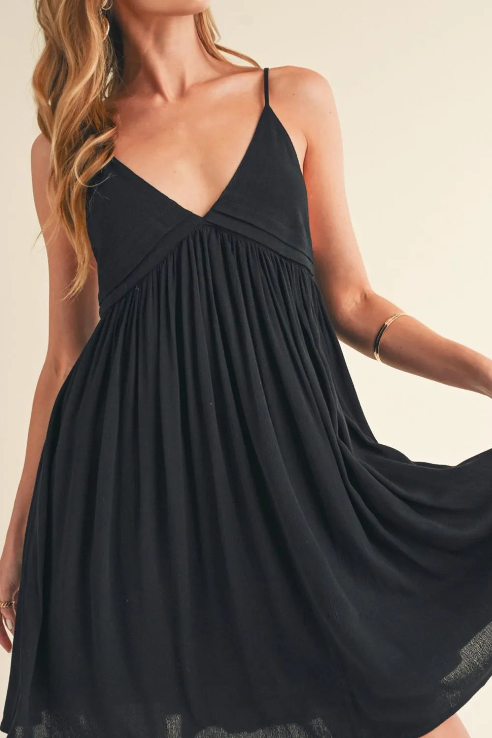 Ruched Plunge Mini Cami Dress: V-Ausschnitt, geraffte Taille, Spaghettiträger