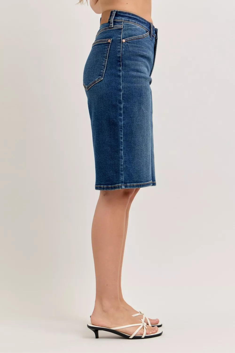 High-waist bermuda denim shorts, dark DK wash, side seam stitching and belt loops