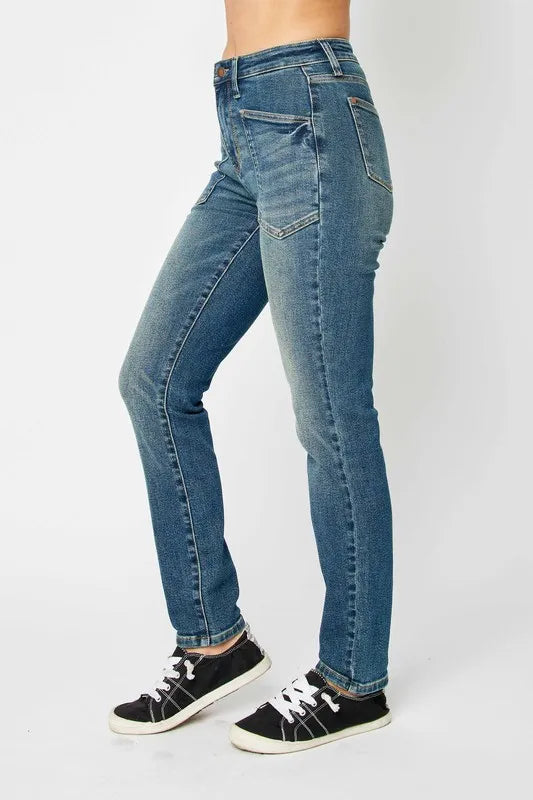 Back view: dark high-waist skinny jeans with two patch pockets and belt loops