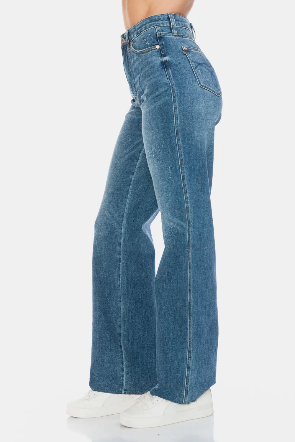 Straight Jeans seitlich: Medium Wash, Nähte und roher Saum am Beinabschluss