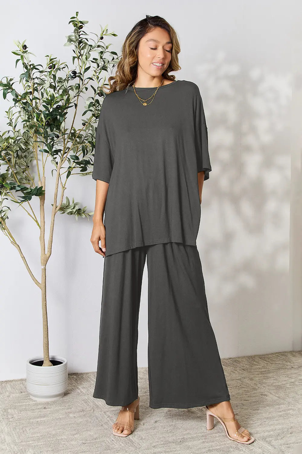 Set in dark gray: round-neck slit top with short sleeves and wide-leg pants
