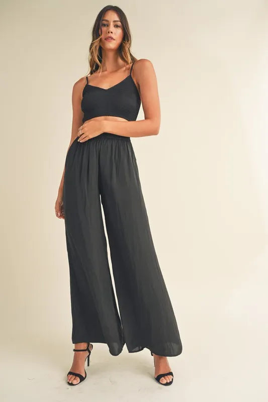 Bralette negro corto con escote en V y pantalón palazzo ancho con cintura fruncida