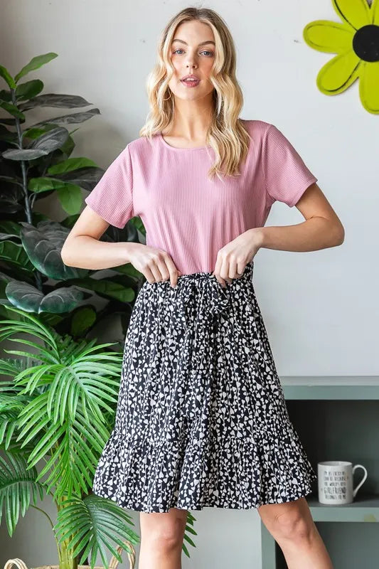 Mauve Kurzarm-Minikleid mit Taillenbund und schwarz-weißem Animal-Print Rock