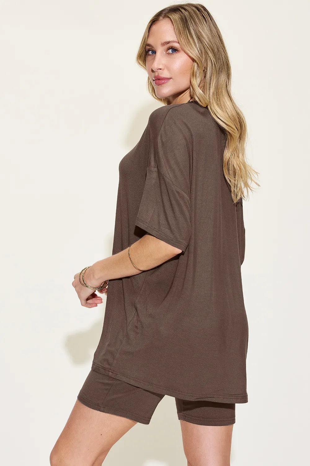 Braunes Oversize-T-Shirt mit V-Ausschnitt und kurze Shorts, seitlicher Blick