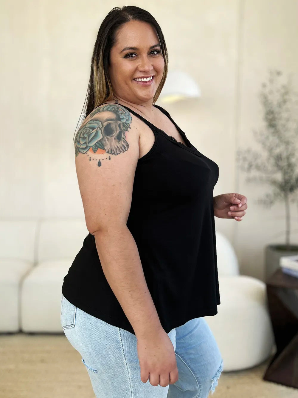 Black cami con pizzo sullo scollo e taglio aderente con fondo leggermente svasato