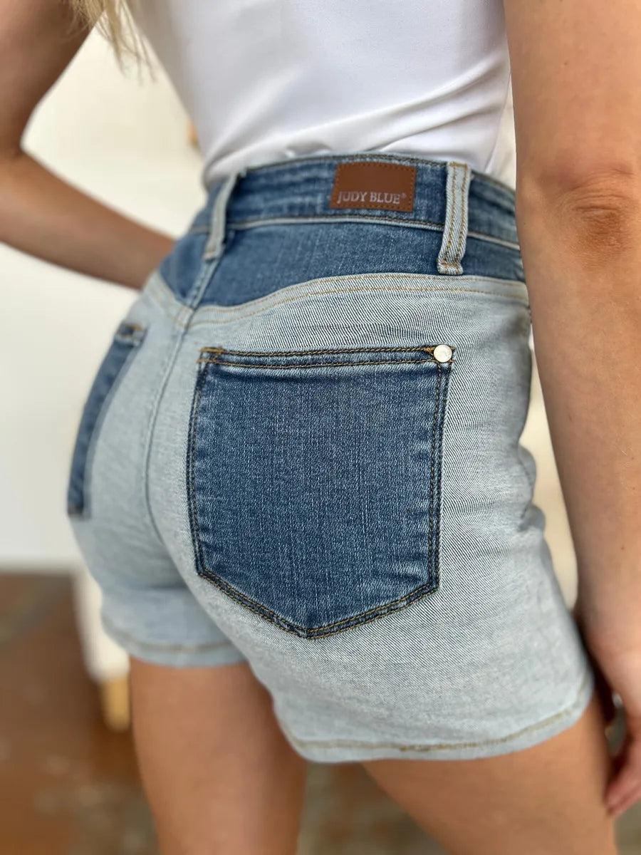 Jeansshorts Colorblock mit großen Vorder-Jeanspatch-Tasche und Marken-Label am Bund