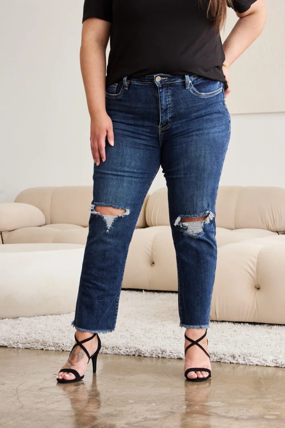 High-Waist Jeans, dunkelblau mit zerrissenen Knien und ausgefranstem Saum