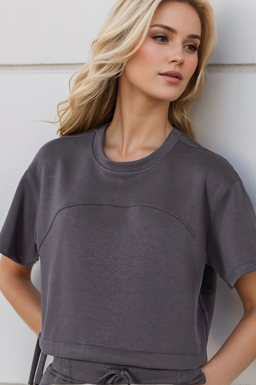 Dark gray round-neck short-sleeve T-shirt with stitched seam and drawstring hem