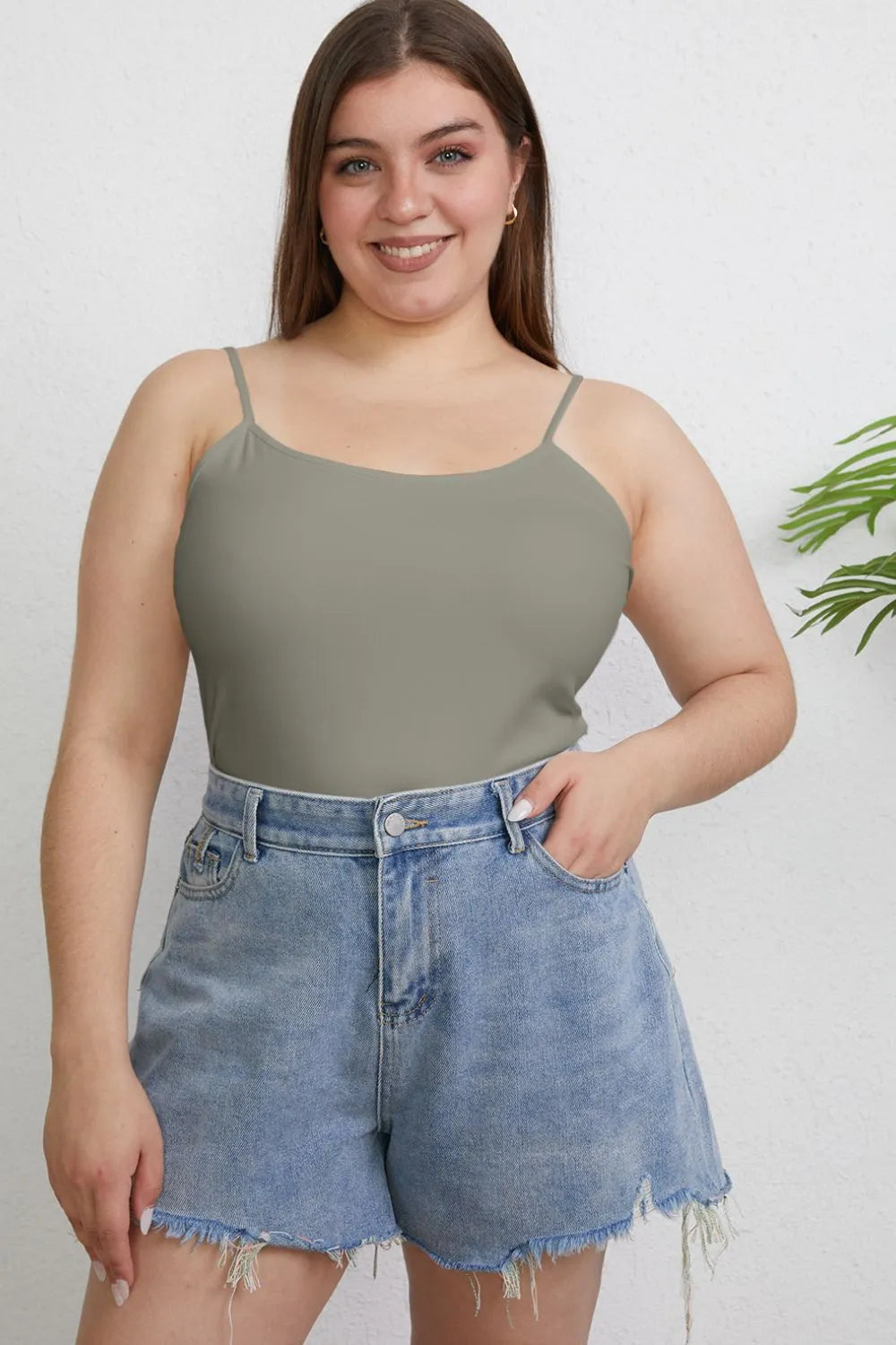 Camisola entallada oliva de tirantes finos y escote redondo, falda/short denim debajo