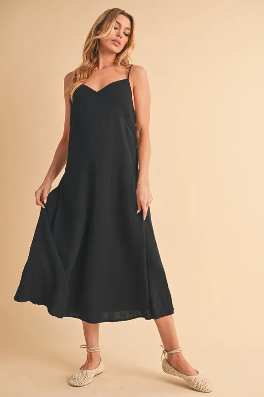 Aemi+Co Midi-Cami-Kleid, schwarz, schmale Träger und seitliche Knopfleiste